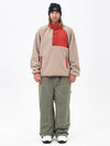 Set aus Herren-Pullover aus Kunstfleece und lässiger Freerider-Schneehose im urbanen Streetstyle