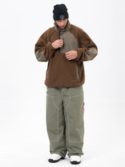 Set aus Herren-Pullover aus Kunstfleece und lässiger Freerider-Schneehose im urbanen Streetstyle