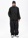 Set aus Herren-Pullover aus Kunstfleece und lässiger Freerider-Schneehose im urbanen Streetstyle